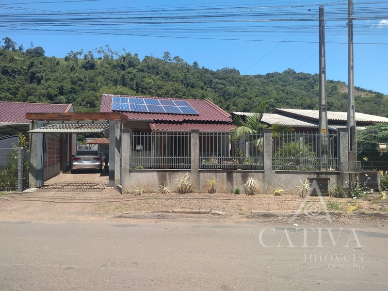 Casa de alvenaria e piscina à venda. Localizada em Moreira, Cativa Imóveis